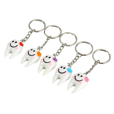 Sleutelhanger tand met gezichtje – grappige smile accessoire