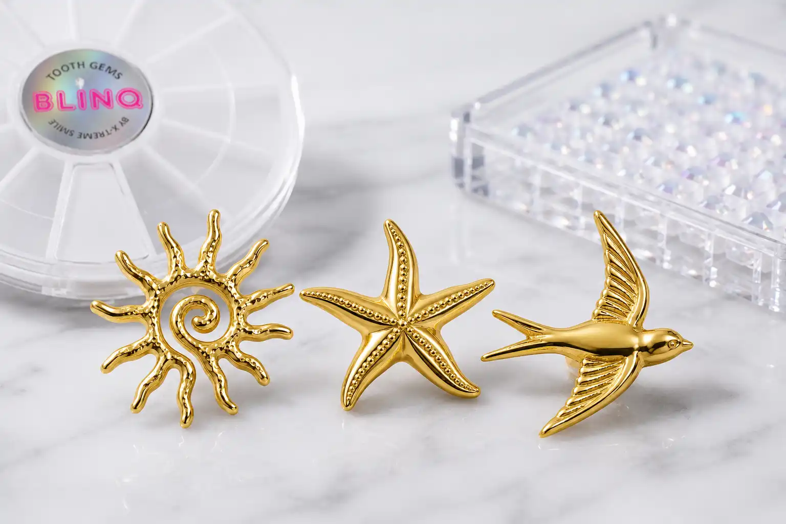 18 karaat en 22 karaat gouden tandsieraden en tooth gems