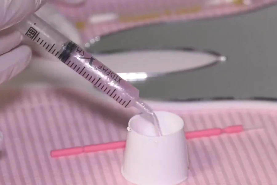 Professionele bleekgel en materialen uit een starterpakket voor de cursus tanden bleken