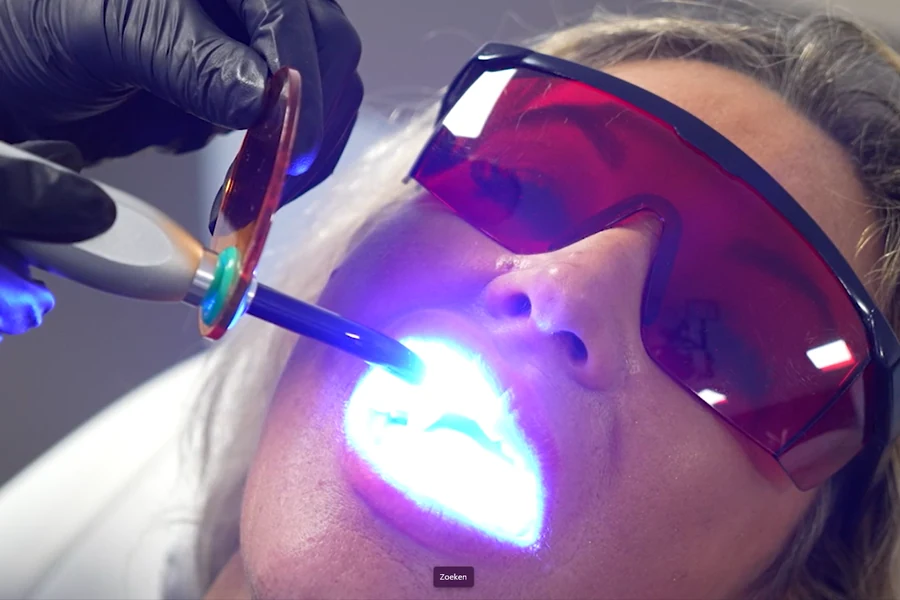 Professionele dentale uithardingslamp tijdens het uitharden van een Tooth Gem